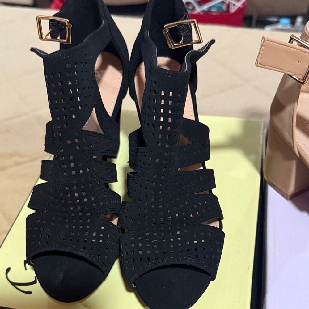Bundle of shoes - Picture 2 of 11
